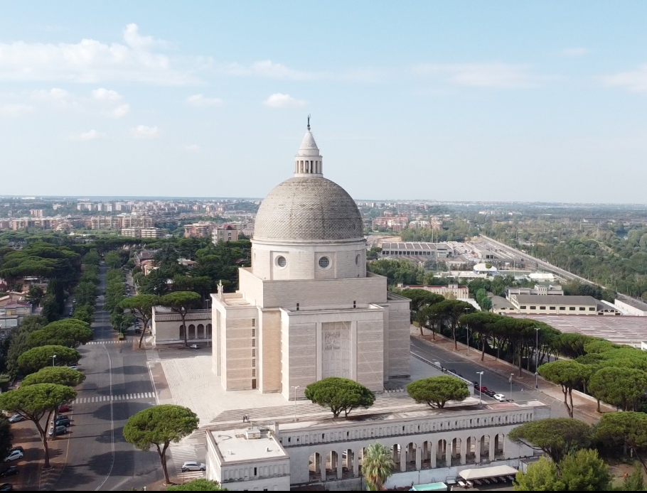 Ripresa aerea del Palazzo della Civiltà Italiana all'EUR di Roma