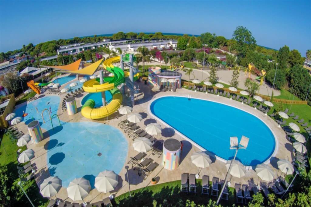 Ripresa con drone di una struttura turistica con piscina